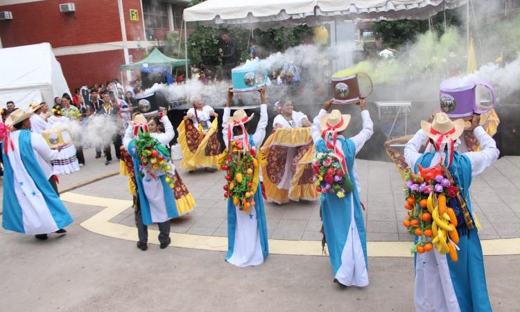 Con sello catracho, artistas adornaron la Plaza de las Cuatro Culturas