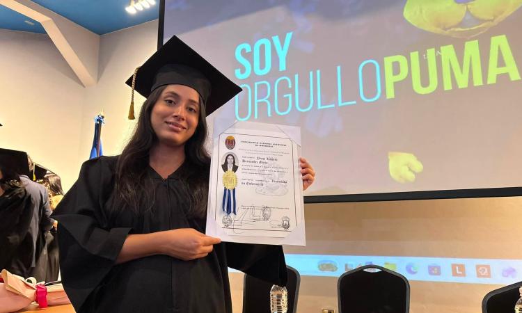 UNAH entrega títulos a 70 nuevos profesionales de cinco facultades en graduación privada