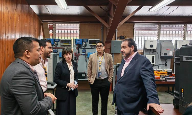 Secretario ejecutivo de Olacde visita laboratorio de energías renovables donado a la UNAH por un valor de 9.3 millones de lempiras