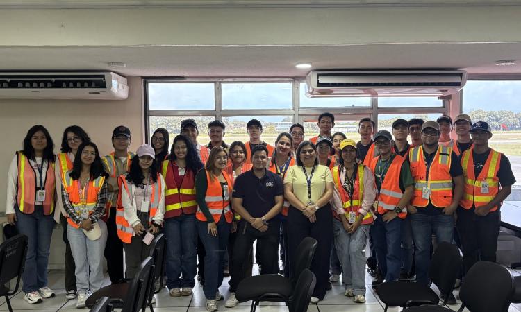 Estudiantes de Operaciones Aeronáuticas fortalecen su formación con visita técnica en San Pedro Sula