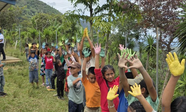 Modelo integral de voluntariado transforma la Escuela Lempira y beneficia a 200 familias en Comayagua