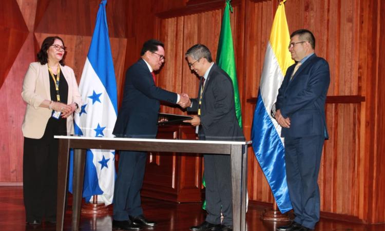 UNAH y Unión de Notarios de Honduras firman convenio para impulsar formación especializada en Derecho Notarial