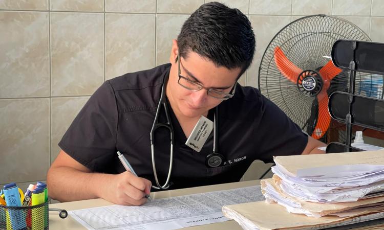 Pumas en el mundo: Elyazath Norori continúa su formación en investigación clínica en la Universidad de Barcelona