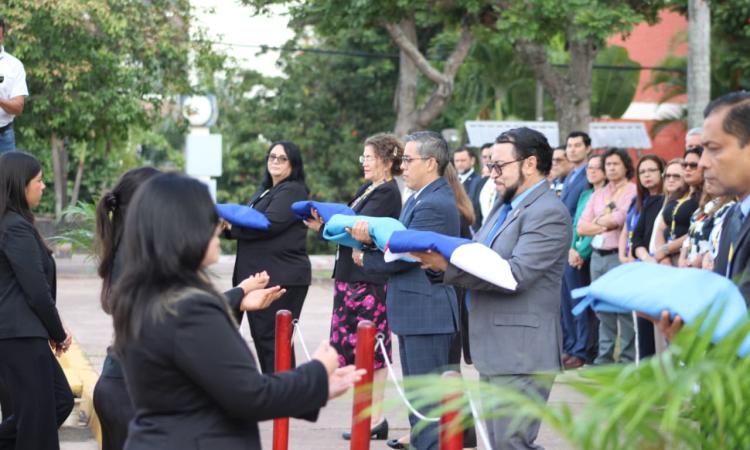 UNAH inicia el Mes de la Patria honrando la Bandera Nacional