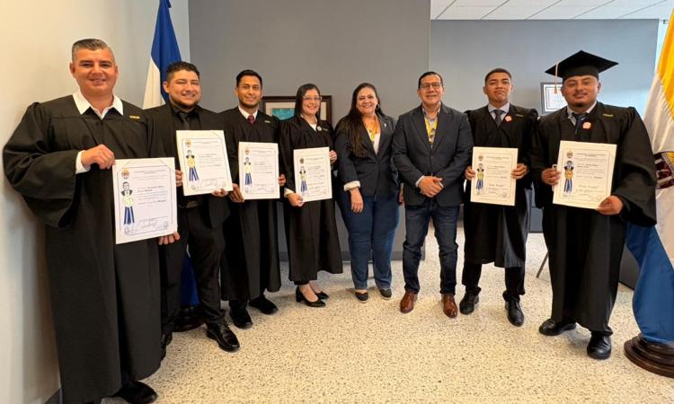 UNAH supera los 670 títulos entregados por ventanilla en lo que va del año