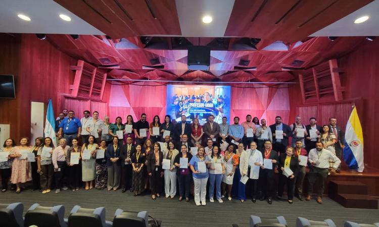 En el Día del Maestro, la UNAH reconoce a 79 docentes con acuerdo de reclasificación