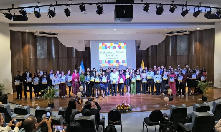UNAH galardona a los graduandos más destacados de Ciudad Universitaria