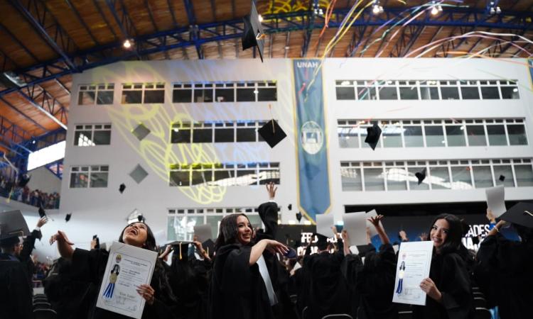En su 179 aniversario, UNAH titula a 1,071 nuevos profesionales