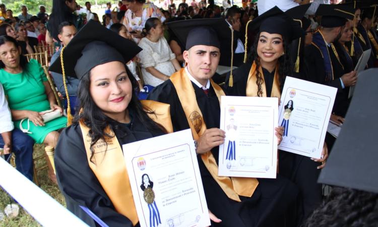 UNAH Campus Olancho entrega 45 nuevos profesionales al país