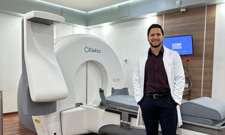Médico de la UNAH fortalece su experiencia en neurocirugía e investigación en El Salvador