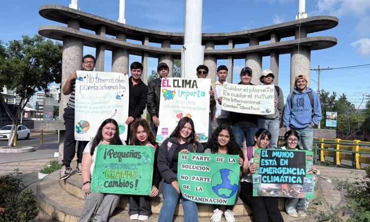 Con pancartas y mensajes ambientales, estudiantes concientizan a la población sobre cambio climático