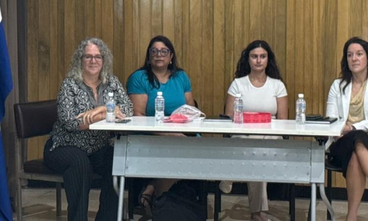 Embajadora de Canadá dialoga con estudiantes de la UNAH sobre liderazgo, diplomacia y política exterior