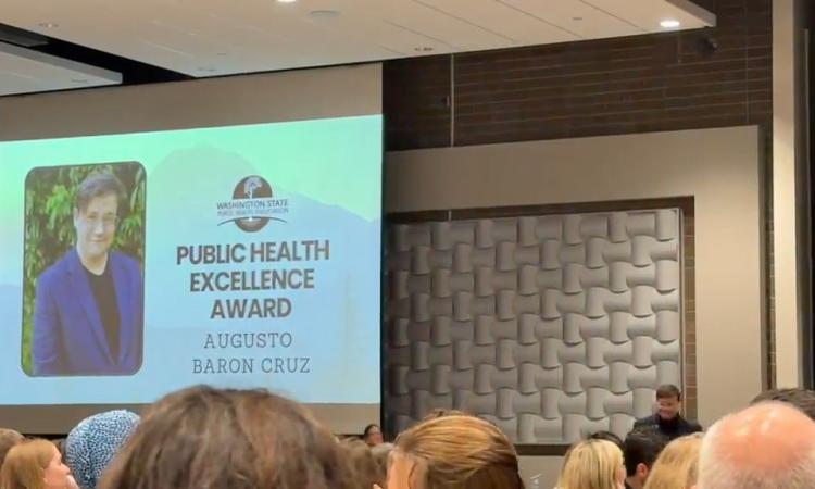 Médico egresado de la UNAH recibe Premio a la Excelencia en Salud Pública en Estados Unidos