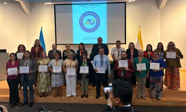 UNAH reconoce a colaboradores que han participado en más de 40 procesos de admisión