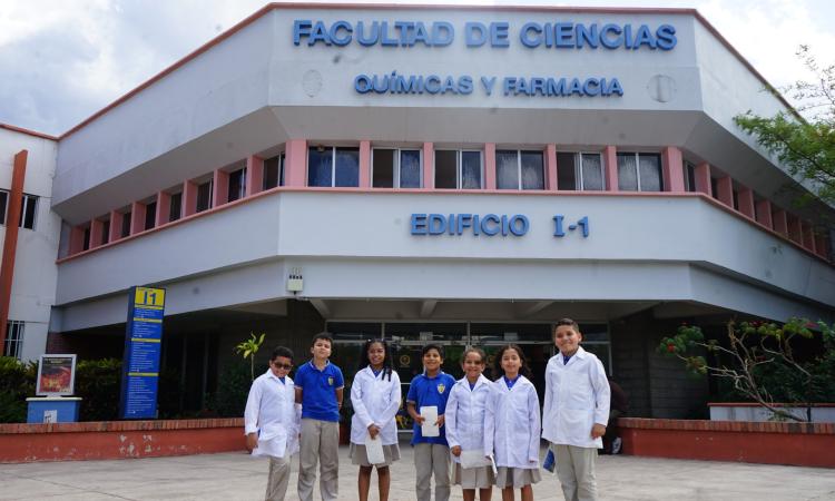 Escolares conocen el funcionamiento de un laboratorio de investigación. 