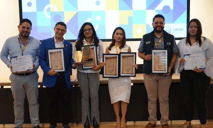 DICIHT entrega reconocimientos a investigadores de la Facultad. 