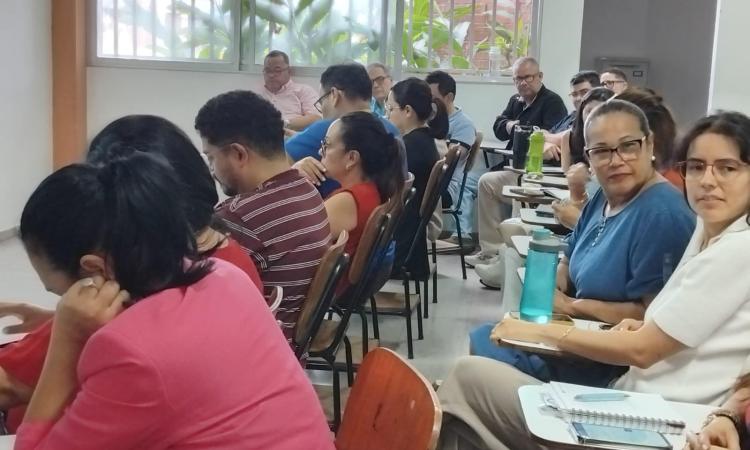 Docentes reciben charla sobre Principios de la Química Verde.