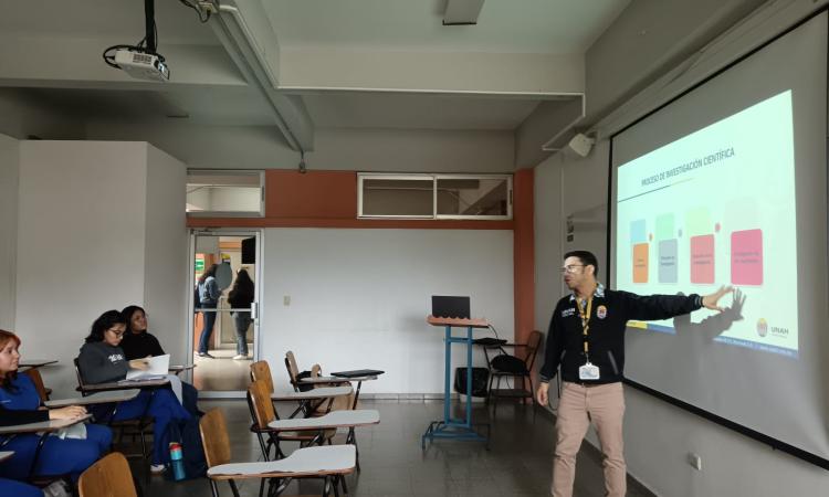 Estudiantes de la Facultad participan en el ´´Taller Investigación Científica´´.