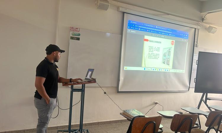 Instructores y Asistentes Técnicos de Laboratorio reciben taller sobre uso y manejo de extintores.