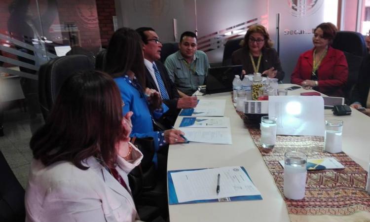 Representante de OPS/OMS en Honduras y Secretario de Salud visitan el Centro de Información Toxicológico.