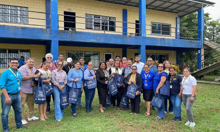 Tutores del Sistema de Educación a Distancia reciben coloquios académicos como parte de un plan de formación 