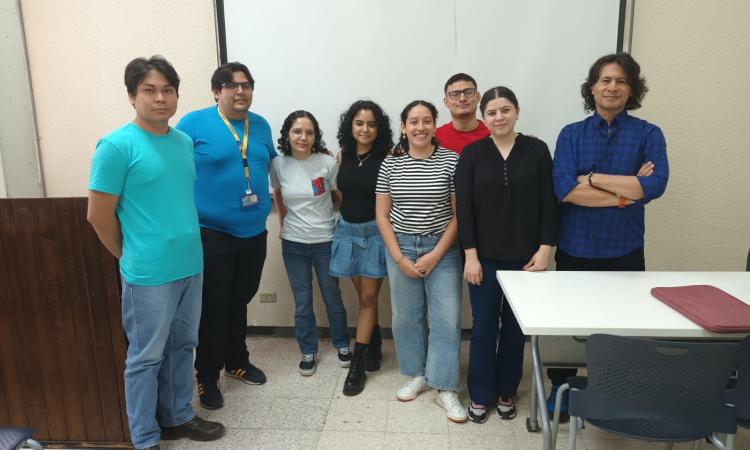 Estudiantes de Historia reciben inducción sobre tecnología de realidad extendida