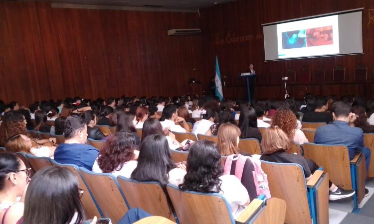 Estudiantes de odontología recibieron conferencia acerca del manejo de infecciones odontogénicas 