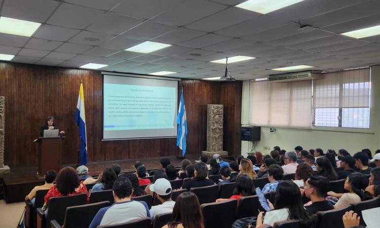 Realizan conferencia sobre las claves para afrontar los desafíos empresariales de 2024