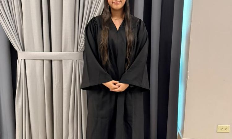 Hannah Marian Barahona Erazo se gradúa Summa Cum Laude en Psicología durante la I Ceremonia de Graduación Pública de la UNAH Cortés