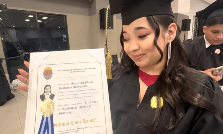 Mackencie Mabel Rodríguez Maldonado, una de las dos estudiantes con mayor índice académico en la Graduación Pública 2026 de la UNAH Cortés