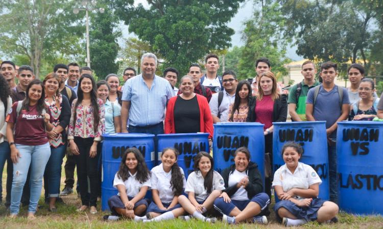 Estudiantes de UNAH-VS visitan escuela para hablar del ambiente