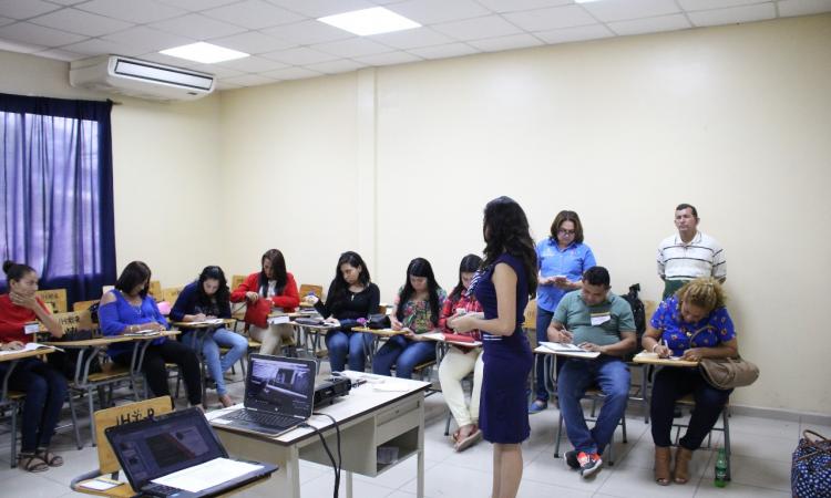 Pedagogía de UNAH-VS capacita a 50 profesores de media
