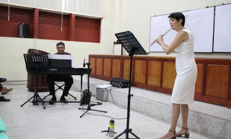 Recital de flauta traversa deleita a estudiantes en UNAH-VS
