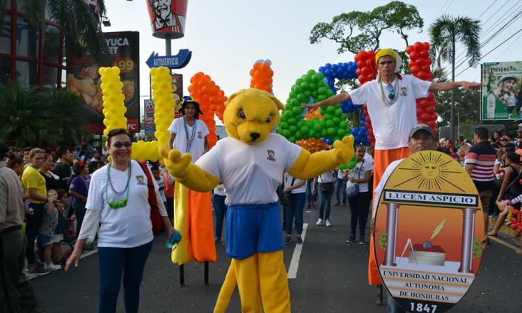 UNAH-VS celebra fiebre mundialista en Carnaval Sampedrano