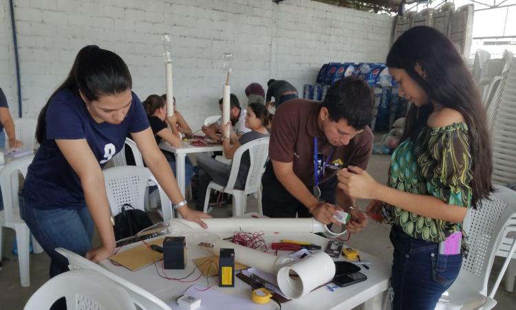 Estudiantes de UNAH-VS  elaboran lámparas ecológicas