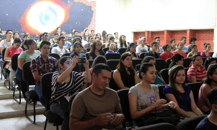 Estudiantes participan en simposio para prevenir el suicido