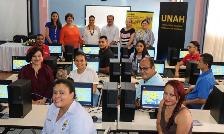 Telecentro UNAH-VS de Puerto Cortés recibe donación de computadoras 