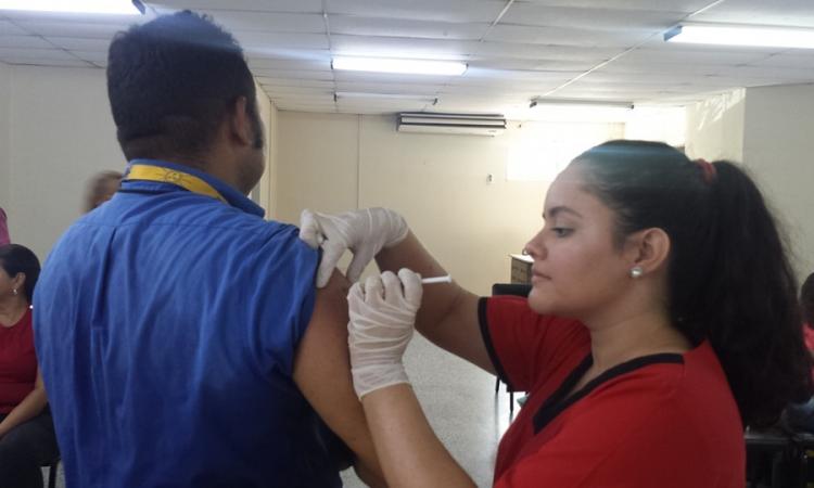 Inicia jornada de vacunación contra la influenza en UNAH-VS