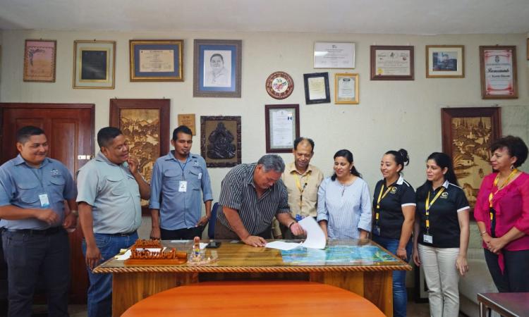 Carrera de Economía de UNAH-VS y Municipalidad de Omoa firman acuerdo para promover desarrollo sostenible de la zona