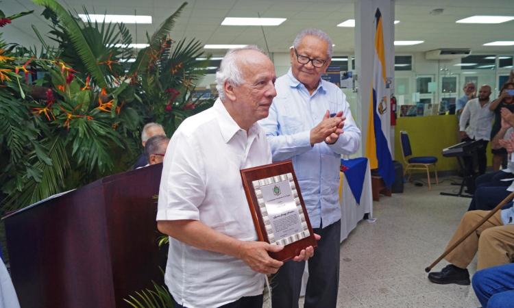 Gestor Cultural de UNAH-VS recibe premio Ramón Amaya Amador