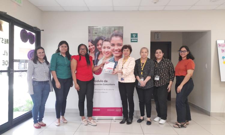 Representantes de la Carrera de Sociología de UNAH-VS hacen entrega de proyecto a Ciudad Mujer