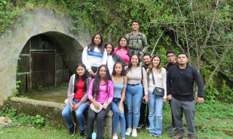 Carrera de Sociología realiza gira académica a Casa Morazán y al antiguo asentamiento de la Rosario Mining Company.