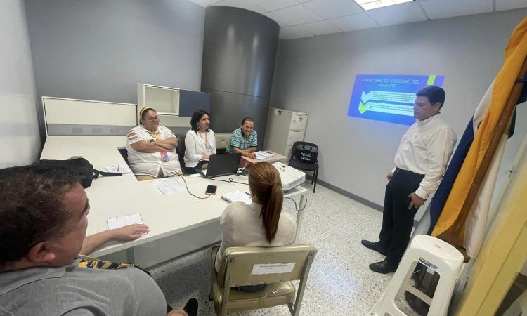 Equipo de trabajo de la Dirección de Vinculación Universidad - Sociedad recibe seminario sobre Legislación Laboral