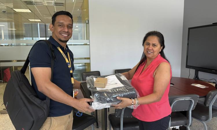 UNAH fortalece la vinculación universidad-sociedad en la región atlántica con entrega de equipo tecnológico