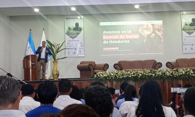 La UNAH participa en foro nacional sobre género, tierra y sostenibilidad en Siguatepeque