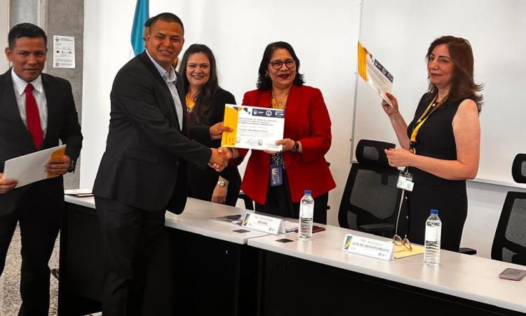 La DVUS felicita a la Facultad de Ciencias Jurídicas por la clausura del Diplomado Electoral