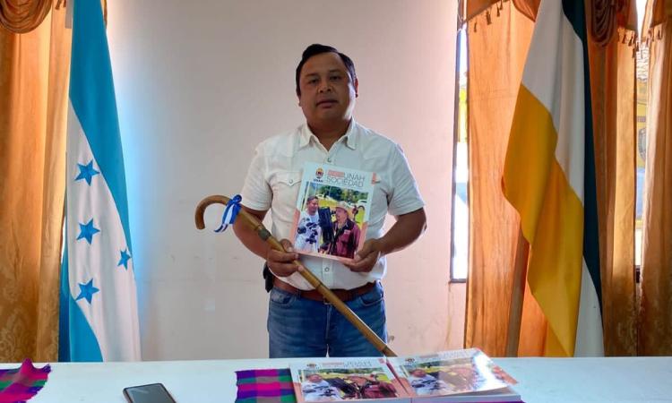 UNAH entrega la revista UNAH Sociedad al alcalde de Yamaranguila, Intibucá