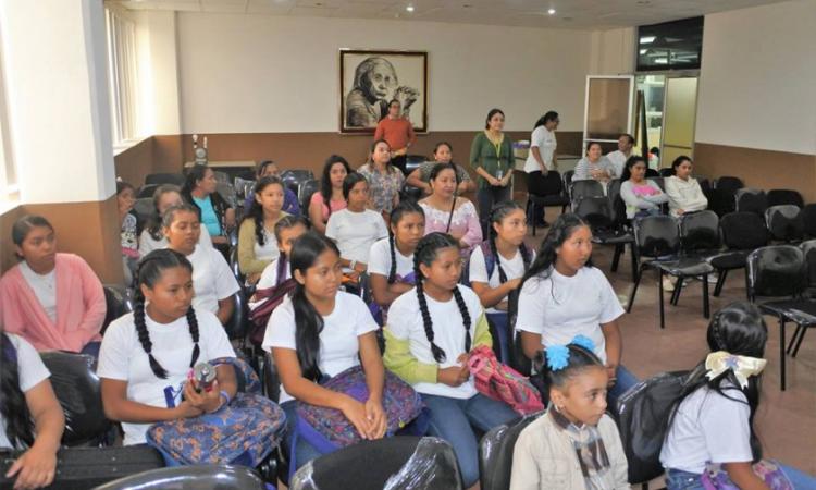 Escolares de La Paz visitan la UNAH para aprender sobre el uso eficiente de la energía eléctrica
