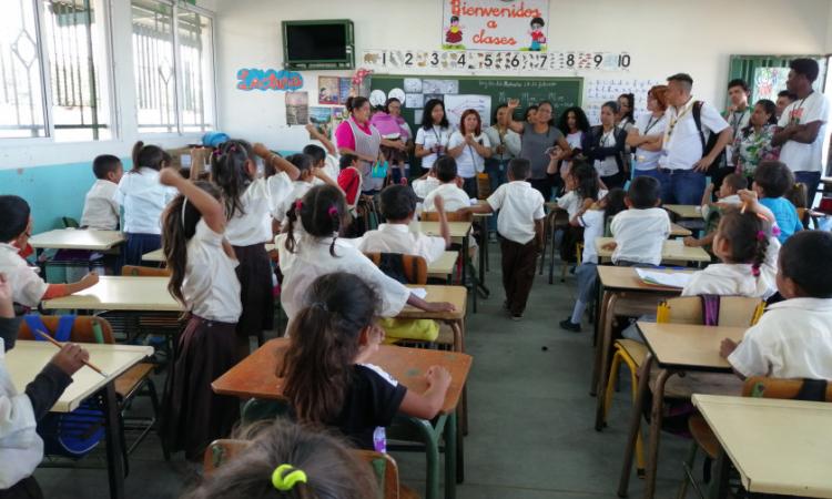 Estudiantes de Sociología conocen proyecto de educación inclusiva en barrios pobres de la capital