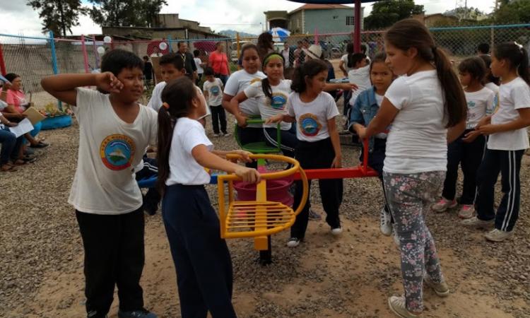 UNAH inaugura parque recreativo que beneficiará a unos 160 escolares de La Cañada